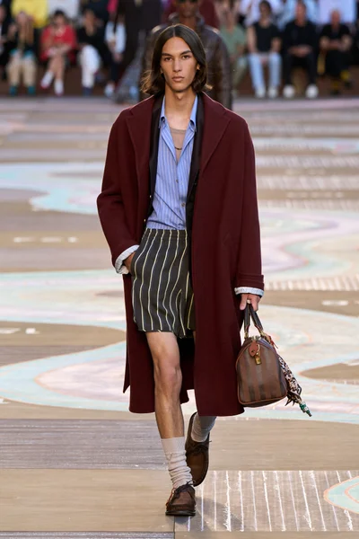 Look 16
